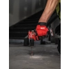 Milwaukee M12 BLPDRC wierci w stalowym profilu leżącym na posadzce